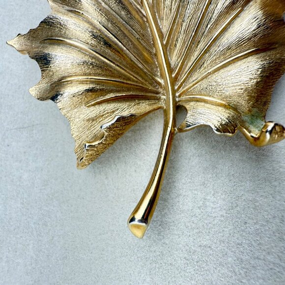 Vintage Crown Trifari Gold Tone Maple Leaf Brooch Pin Textured Detail Fall Jewel - Picture 4 of 6